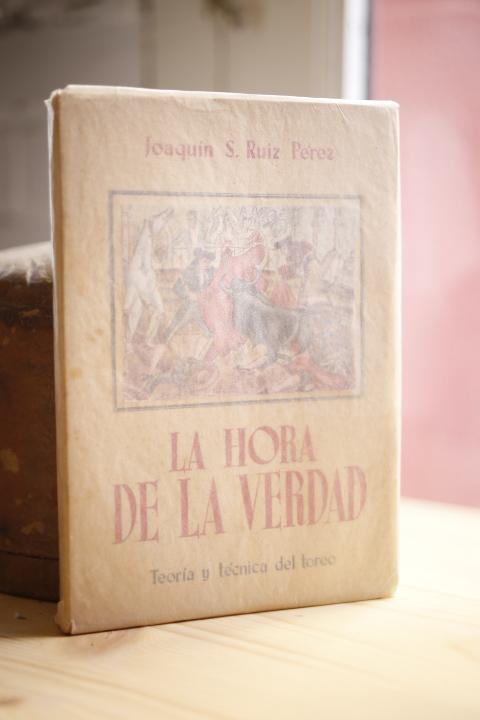 Libro: La hora de la verdad. Teoría y técnica del toreo. | Autor: | Libros Bosch