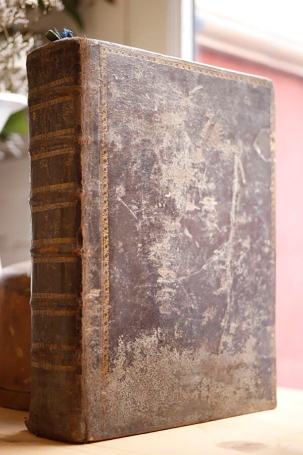 Libro: Missale Romanum Ex Decreto Sacrosancti concilii Tridentini Restitutum S. PII Papae Quinti Jussu Editum Summorum Pontificum CLEMENTIS OCTAVI et Urbani Itidem Octavi.Auctoritate recognitum et novis Matriti M. DCC.LXXXIV 1784 Ex Apud. Antonium Sancha Typographum et Bibliopolarumque . [Junto con]MISSAE Propriae Festorum Quae Generaliter in Hispania Celebrantur Ex Apostolica S. Pii V. Gregorii XIII. Sixti Clementis VIIIMadrid; Sancha, 1787.[Junto con]Missae Propria Festorum quae in Ecclesia Toletana Hispaniarum Primate Ejusque Archidiaecesi...Madrid; Sancha, 1787 | Autor: | Libros Bosch