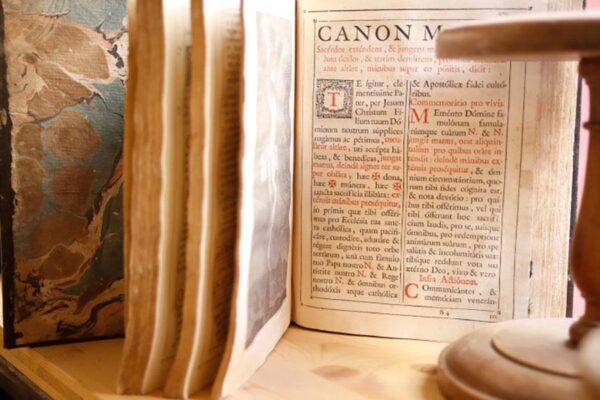 Libro: Missale Romanum Ex Decreto Sacrosancti concilii Tridentini Restitutum S. PII Papae Quinti Jussu Editum Summorum Pontificum CLEMENTIS OCTAVI et Urbani Itidem Octavi.Auctoritate recognitum et novis Matriti M. DCC.LXXXIV 1784 Ex Apud. Antonium Sancha Typographum et Bibliopolarumque . [Junto con]MISSAE Propriae Festorum Quae Generaliter in Hispania Celebrantur Ex Apostolica S. Pii V. Gregorii XIII. Sixti Clementis VIIIMadrid; Sancha, 1787.[Junto con]Missae Propria Festorum quae in Ecclesia Toletana Hispaniarum Primate Ejusque Archidiaecesi...Madrid; Sancha, 1787 | Autor: | Libros Bosch