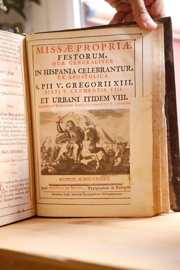 Libro: Missale Romanum Ex Decreto Sacrosancti concilii Tridentini Restitutum S. PII Papae Quinti Jussu Editum Summorum Pontificum CLEMENTIS OCTAVI et Urbani Itidem Octavi.Auctoritate recognitum et novis Matriti M. DCC.LXXXIV 1784 Ex Apud. Antonium Sancha Typographum et Bibliopolarumque . [Junto con]MISSAE Propriae Festorum Quae Generaliter in Hispania Celebrantur Ex Apostolica S. Pii V. Gregorii XIII. Sixti Clementis VIIIMadrid; Sancha, 1787.[Junto con]Missae Propria Festorum quae in Ecclesia Toletana Hispaniarum Primate Ejusque Archidiaecesi...Madrid; Sancha, 1787 | Autor: | Libros Bosch