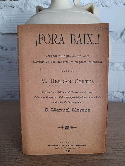 Libro: Fora Baix...! Choguet bilingüe en un acte (dividit en dos cuadros) y en prosa orichinal. Estrenat en éxit en el teatro de Ruzafa (Russafa) el día 8 de Febrer de 1896, a benefisi del primer actor cómic y director de la Compañia, D. Manuel Llorens. | Autor: | Libros Bosch