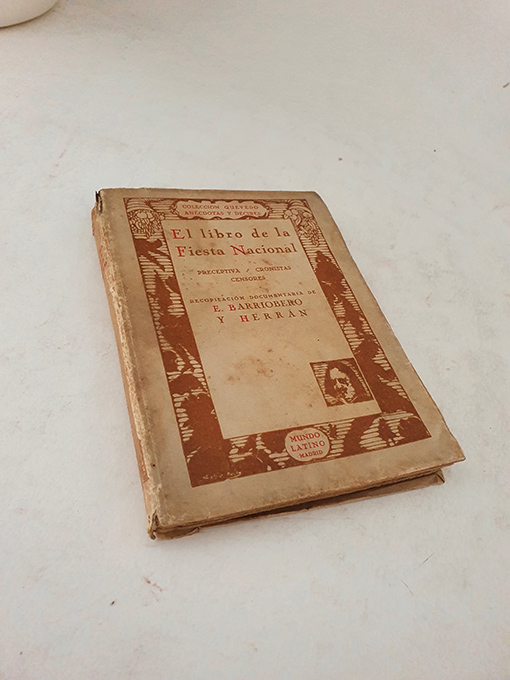 Libro: El libro de la Fiesta Nacional. Preceptiva. Cronistas. Censores. Recopilación documentaria de... | Autor: | Libros Bosch