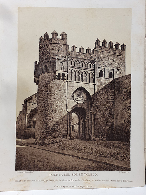 Libro: [Cromolitografía] Puerta del Sol en Toledo. Construida durante el último periodo de la dominación de los árabes en dicha ciudad como obra defensiva. | Autor: | Libros Bosch