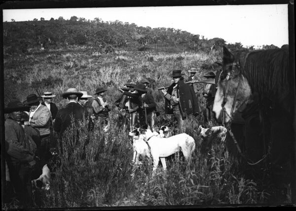 Libro: Pareja de fotografías. Escena de cacería en Andalucía. Hacia 1900. Negativo Caza | Autor: | Libros Bosch