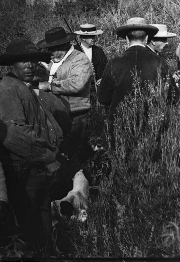Libro: Pareja de fotografías. Escena de cacería en Andalucía. Hacia 1900. Negativo Caza | Autor: | Libros Bosch
