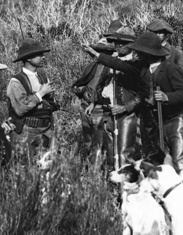 Libro: Pareja de fotografías. Escena de cacería en Andalucía. Hacia 1900. Negativo Caza | Autor: | Libros Bosch