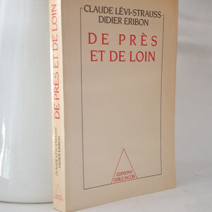 De près et de loin.