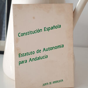 CONSTITUCIÓN ESPAÑOLA, ESTATUTO DE AUTONOMÍA PARA ANDALUCÍA, DECLARACIÓN UNIVERSAL DE LOS DERECHOS HUMANOS.- Prólogo de Gregorio Peces Barba. Dedicatoria autógrafa de quien fuera alcalde de Sevilla, José Rodríguez de la Borbolla y Camoyán.