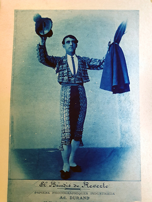 Libro: El brindis de Reverte. Cianotipia con el diestro Reverte. 1909. | Autor: | Libros Bosch