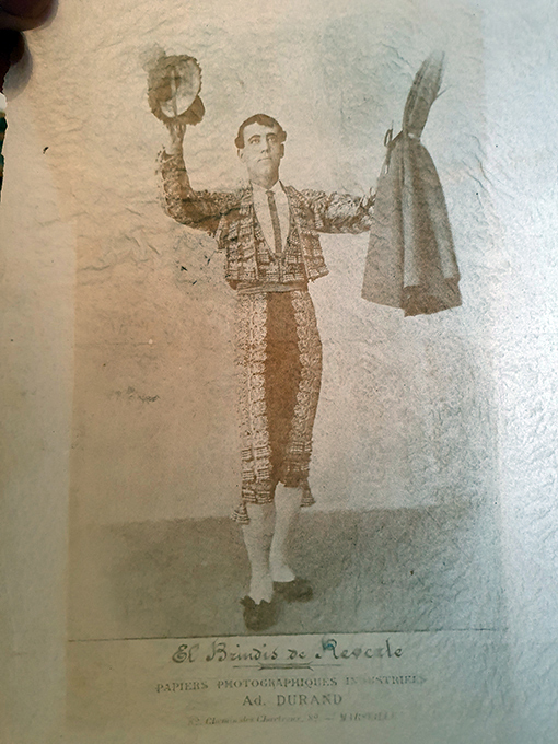 Libro: El brindis de Reverte. Fotografía sepia con el diestro Reverte. 1909. | Autor: | Libros Bosch